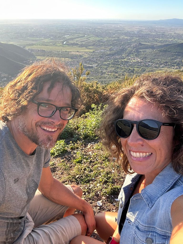 La piana di Pisa vista dal Monte Serra, con il mare in fondo e il sole riflesso sull'acqua