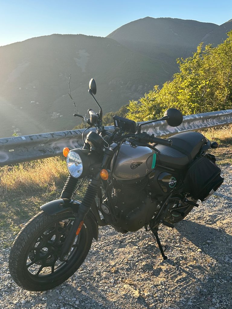 La Hunter in primo piano con il crinale del Monte Serra sullo sfondo
