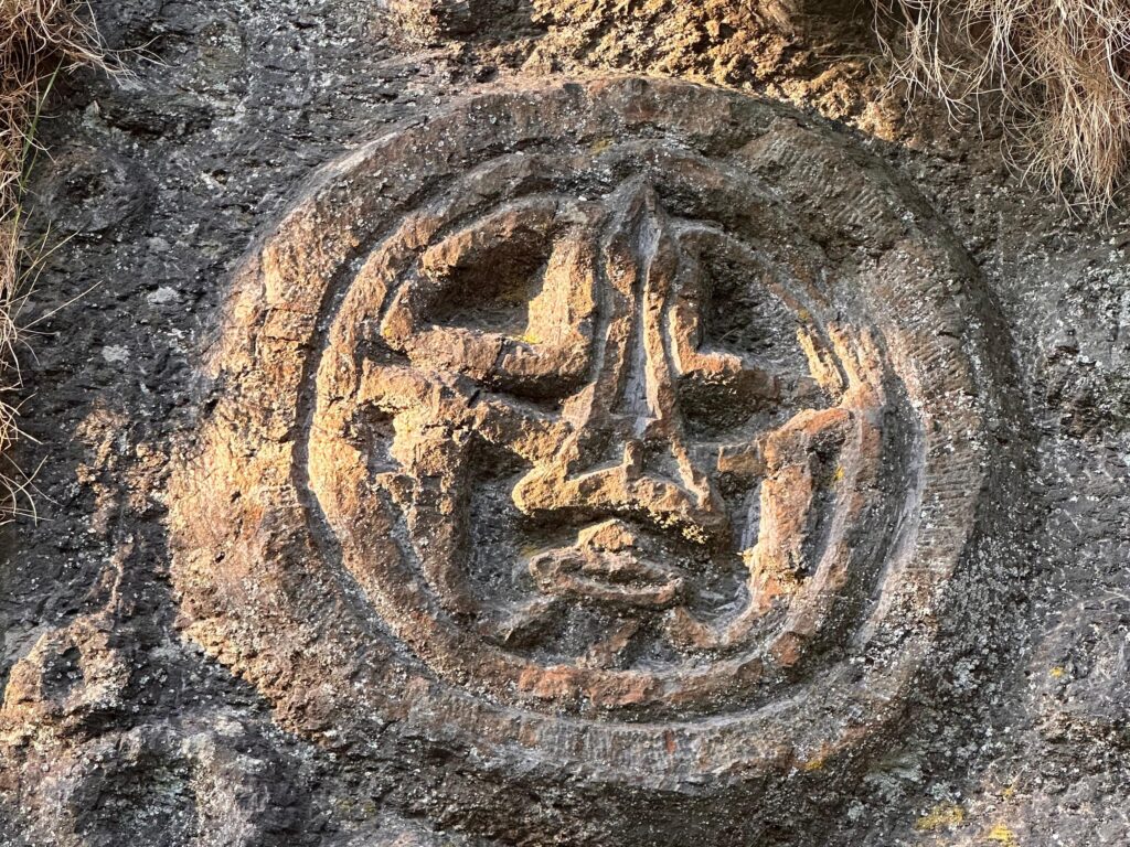 Scultura rupestre di Franco Caturegli su un masso lungo la SP56