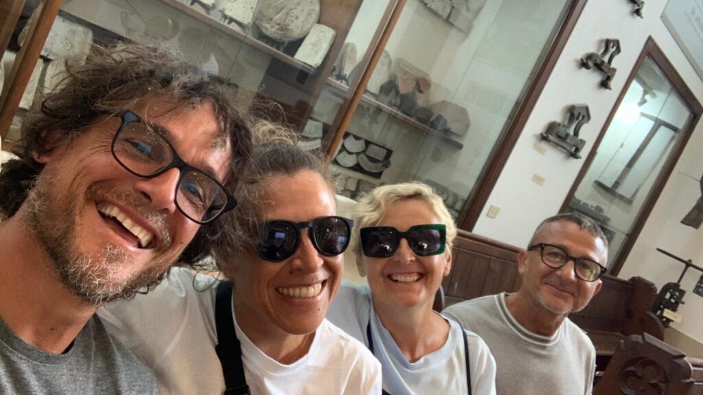 Kiki, Francesco, Valeria e Riccardo in attesa dell’inizio della visita alla fonderia Marinelli