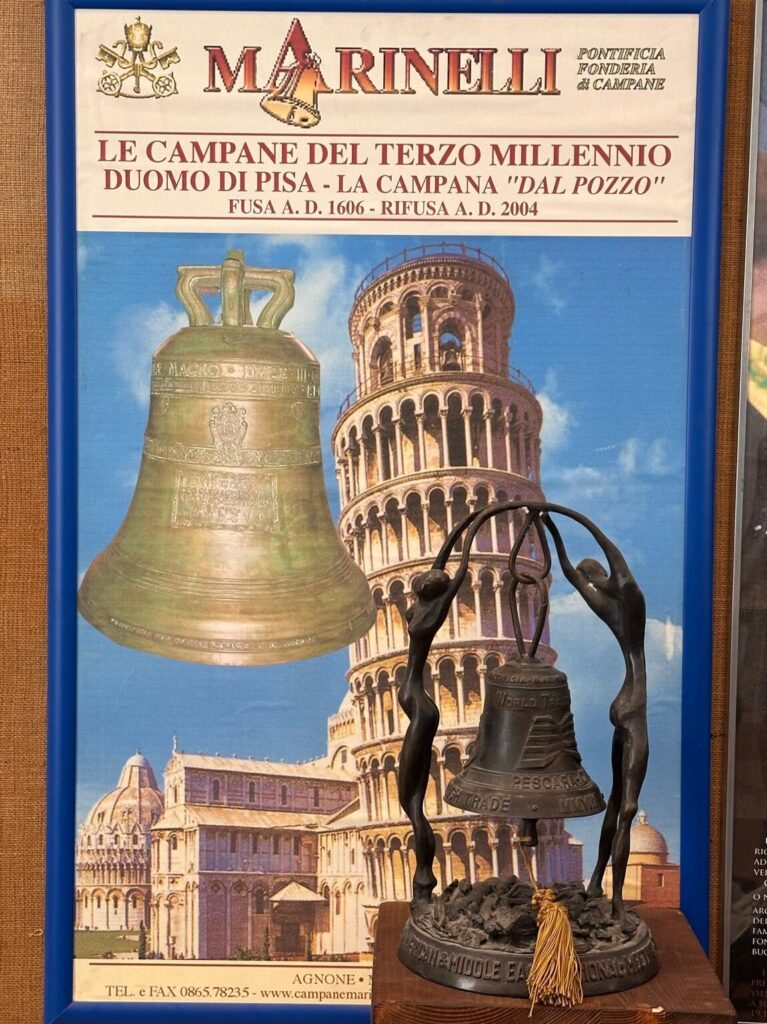 Manifesto della fonderia Marinelli esposto nel museo, con la Torre di Pisa e la campana Dal Pozzo del Duomo, fusa nel 1606 e rifusa nel 2004