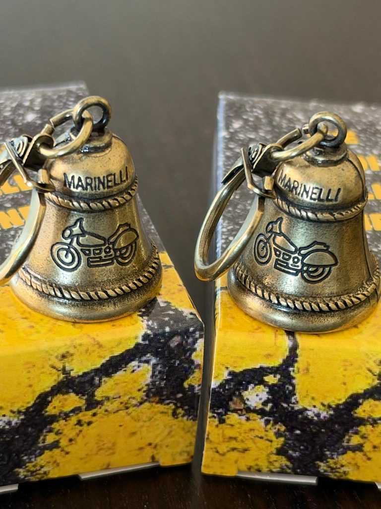 Due campanelle in bronzo appoggiate sulle loro scatoline della fonderia Marinelli