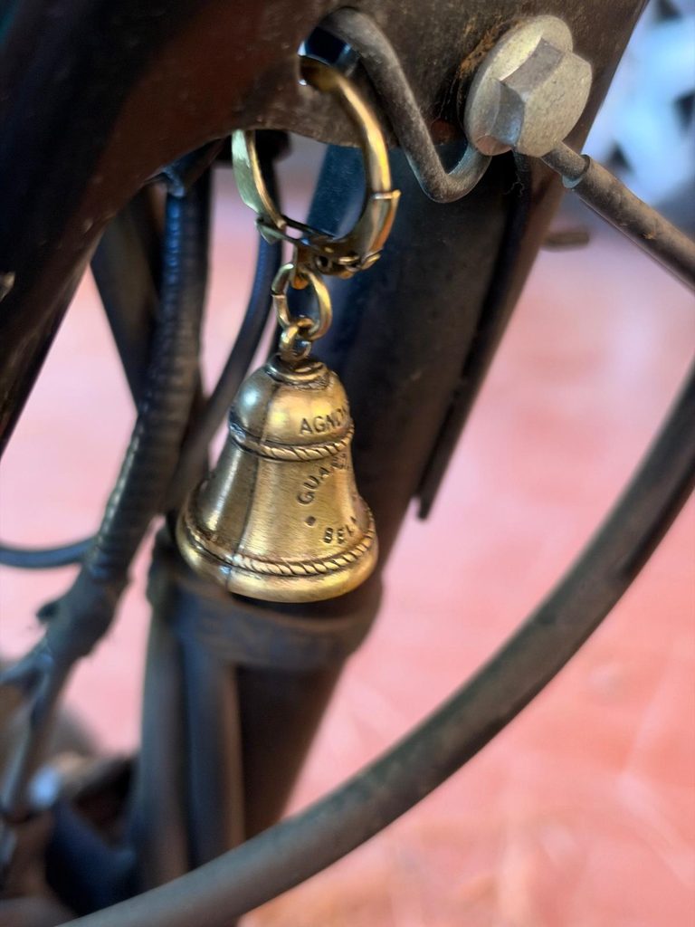 La campanella del motociclista appesa sotto una Royal Enfield Hunter 350 