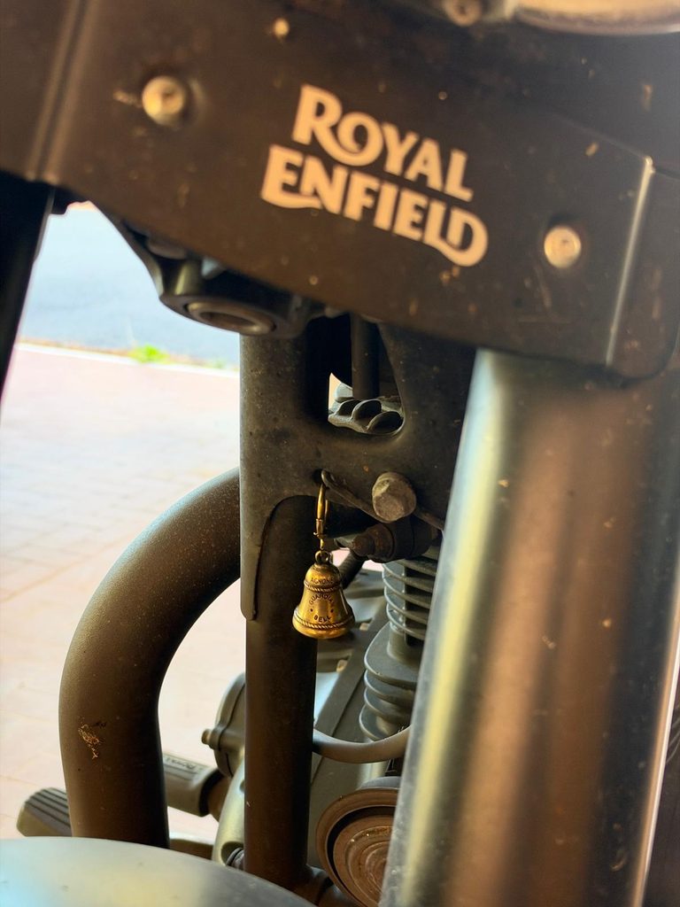 La campanella del motociclista appesa sotto una Royal Enfield Classic 350 